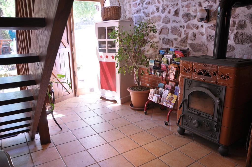 La Ferme Aux Abeilles Hotel Ambierle Exterior foto