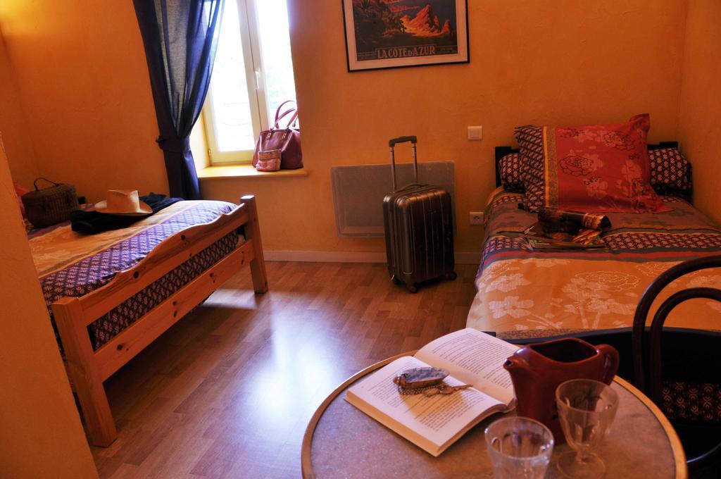 La Ferme Aux Abeilles Hotel Ambierle Cameră foto